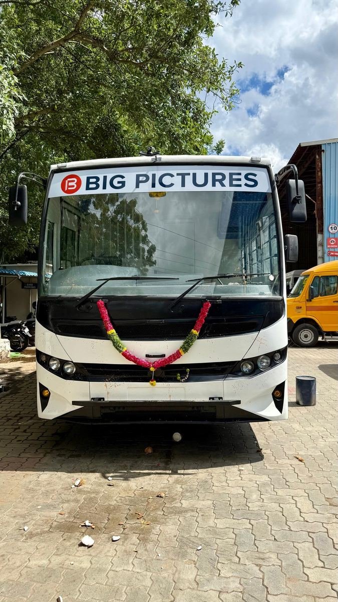 Cine Outdoor Unit Vehicle – Front View