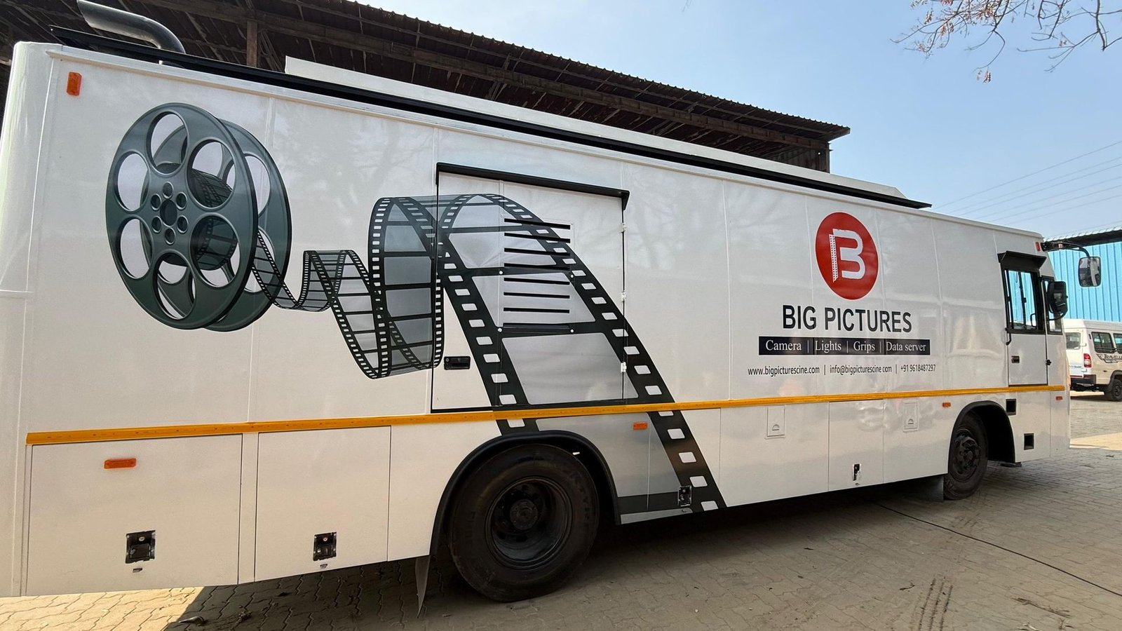 Cine Outdoor Unit Vehicle – Side Profile